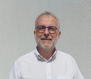 Homme portant des lunettes, Façades Angevines.