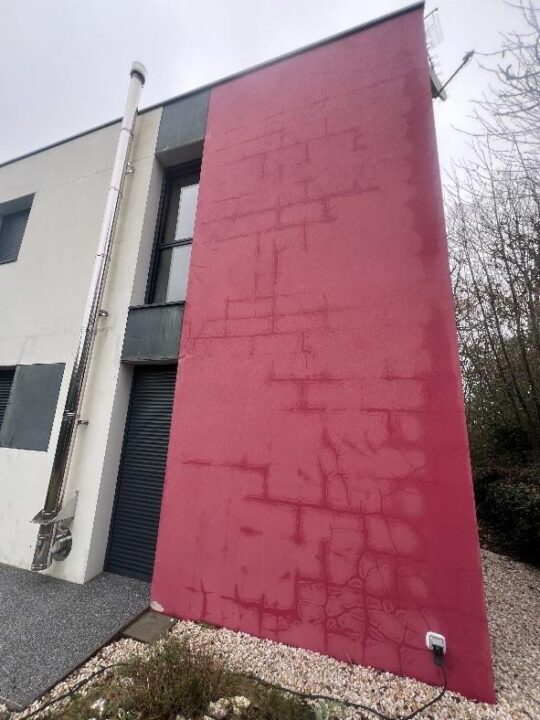 Façades Angevines, mur rose craquelé, bâtiment moderne.